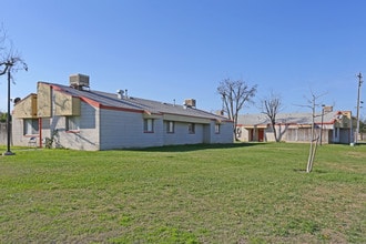 Firebaugh Family Apartments in Firebaugh, CA - Foto de edificio - Building Photo