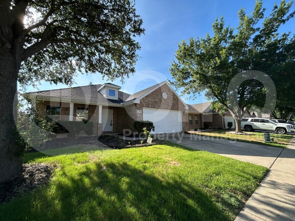 1028 Aviary Dr in Aubrey, TX - Building Photo