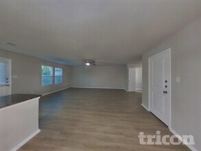 8902 Lamus Wheel in San Antonio, TX - Foto de edificio - Building Photo