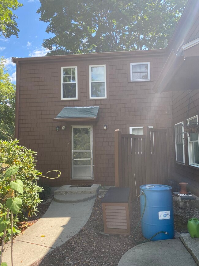 30 Lakeview Rd in Foxboro, MA - Foto de edificio - Building Photo