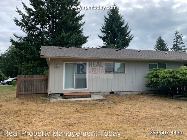 4502 76th Ave W in University Place, WA - Foto de edificio - Building Photo