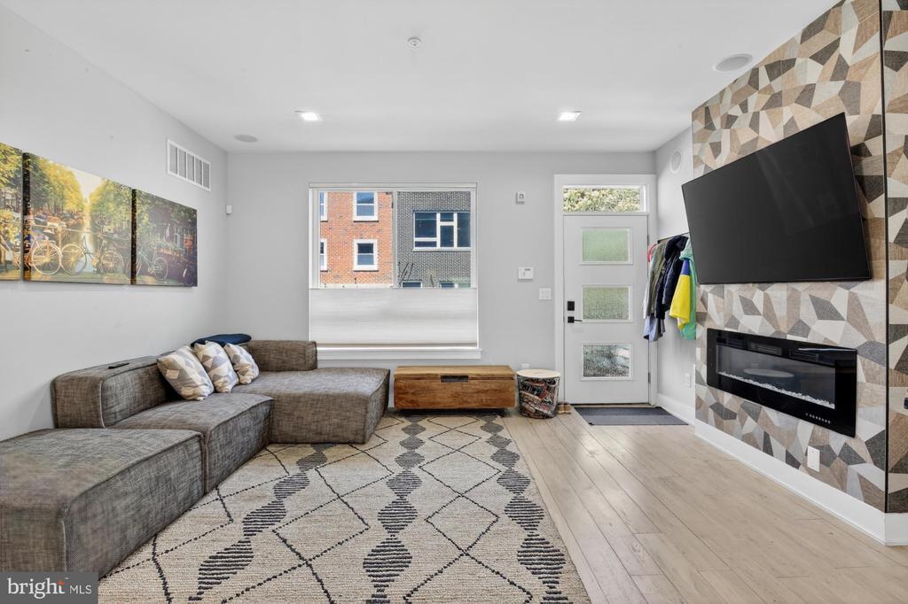 722 E Thompson St in Philadelphia, PA - Building Photo