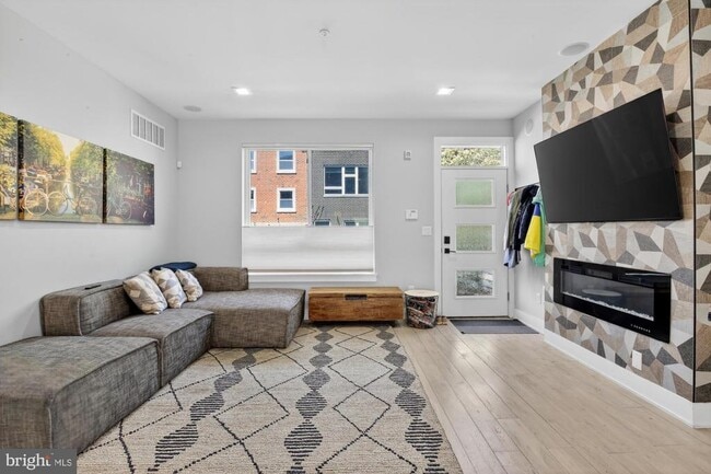 property at 722 E Thompson St