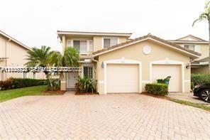 5910 Royal Way in Tamarac, FL - Building Photo