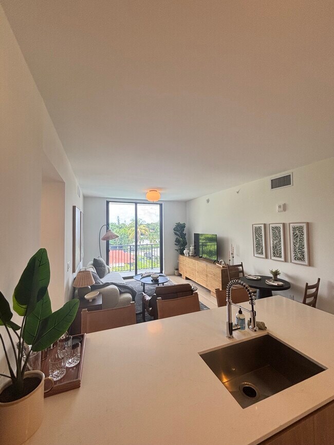 2445 NE 183rd St in Miami, FL - Building Photo - Building Photo