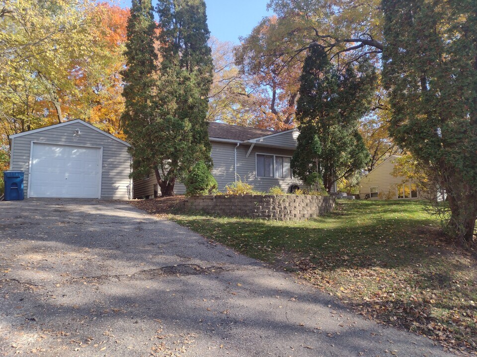 4825 Ridge Rd in Minnetonka, MN - Building Photo