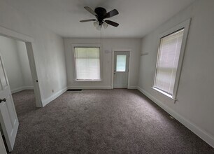 2015 Johnson Ave NW, Unit 2015 Lower in Cedar Rapids, IA - Building Photo - Building Photo