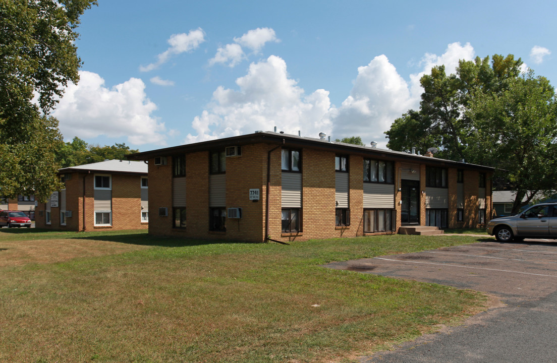 El Dorado Courts in New Hope, MN - Building Photo