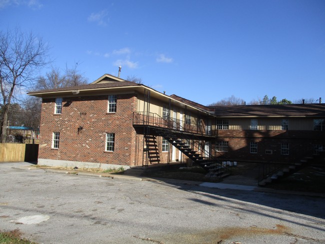 Oakwood Apartments in Memphis, TN - Building Photo - Building Photo