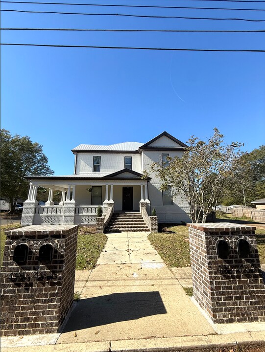 457 Grove St in West Point, MS - Building Photo