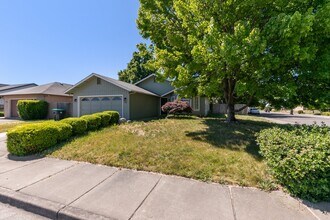 725 Aspen St in Medford, OR - Building Photo - Building Photo