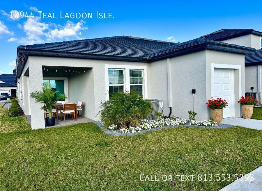 10944 Teal Lagoon Isle in San Antonio, FL - Building Photo