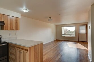 485 SW Bayshore Dr in Oak Harbor, WA - Building Photo - Building Photo