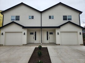 1006 Peach Rd in Winlock, WA - Building Photo