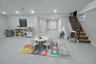 32 Berkshire Rd in Great Neck, NY - Foto de edificio - Building Photo