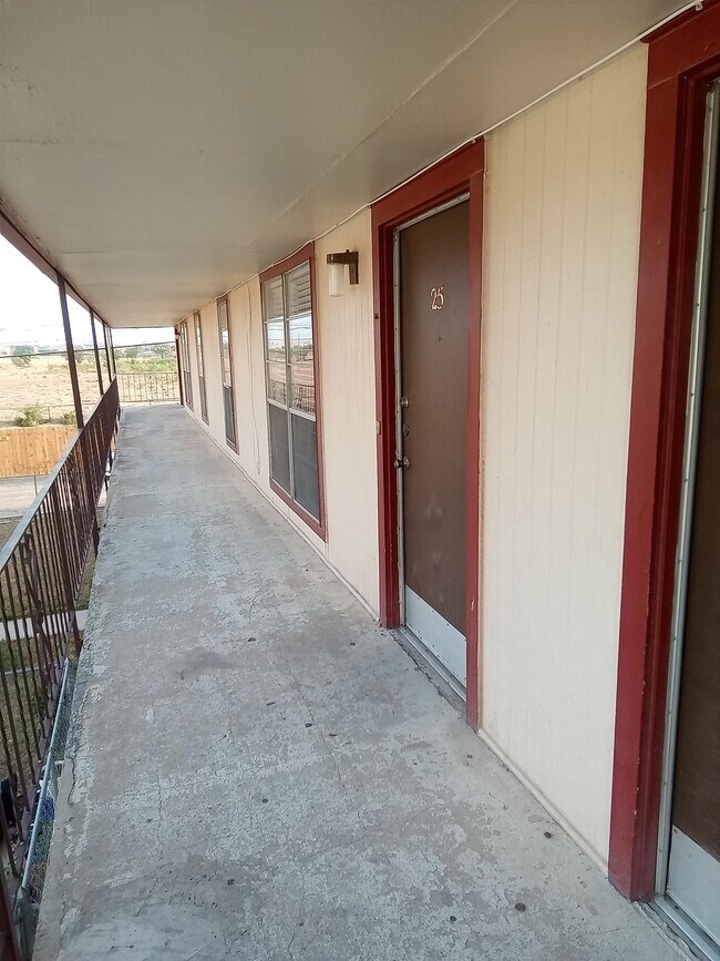 102 Edwards Apt 25 St in Del Rio, TX - Building Photo - Building Photo