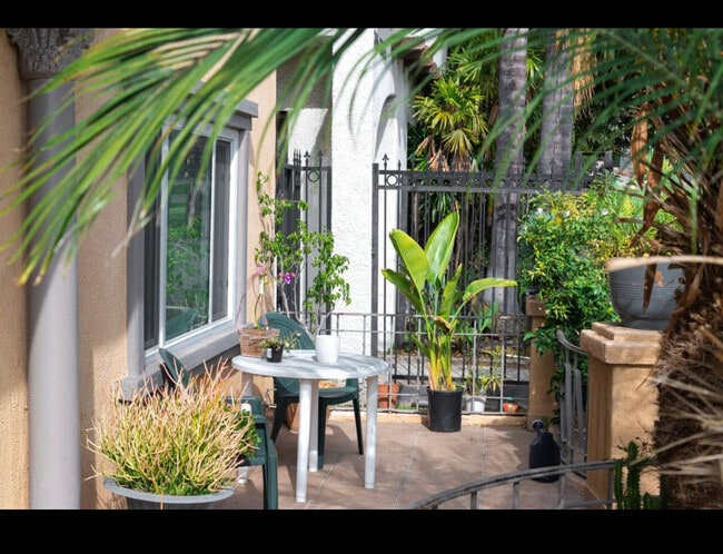 2061 N Vermont Ave, Unit 2057 half