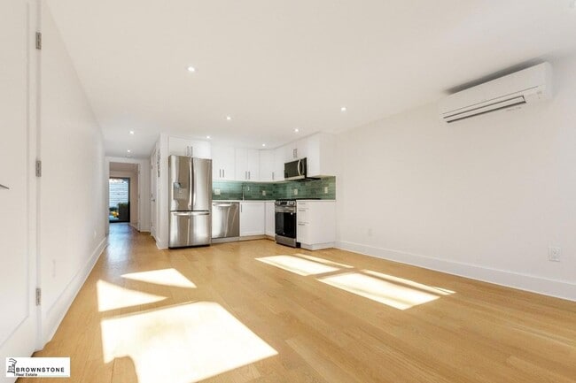 9 1st St, Unit 1 in Brooklyn, NY - Foto de edificio - Building Photo