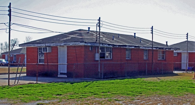 8620 Chef Menteur Hwy in New Orleans, LA - Foto de edificio - Building Photo