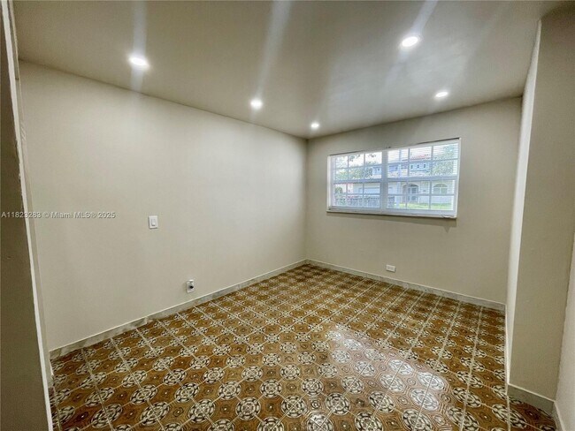 2338 SW 21st St-Unit -Side in Miami, FL - Building Photo - Building Photo