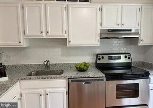 11198 Silentwood Ln in Reston, VA - Building Photo - Building Photo