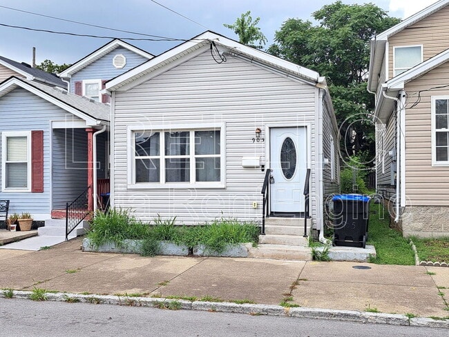 property at 905 E Madison St