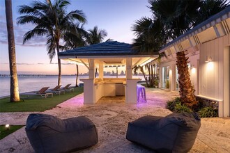 1365 Bay Terrace in North Bay Village, FL - Foto de edificio - Building Photo