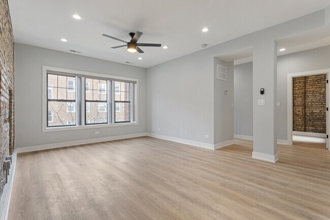 7663 N Rogers Ave in Chicago, IL - Building Photo - Building Photo
