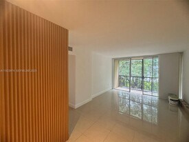 8810 Fontainebleau Blvd in Miami, FL - Building Photo