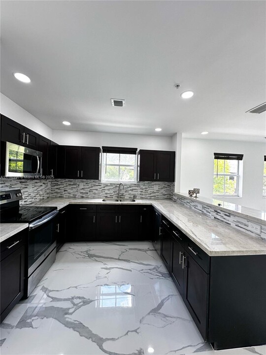 11601 NW 89th St in Doral, FL - Building Photo