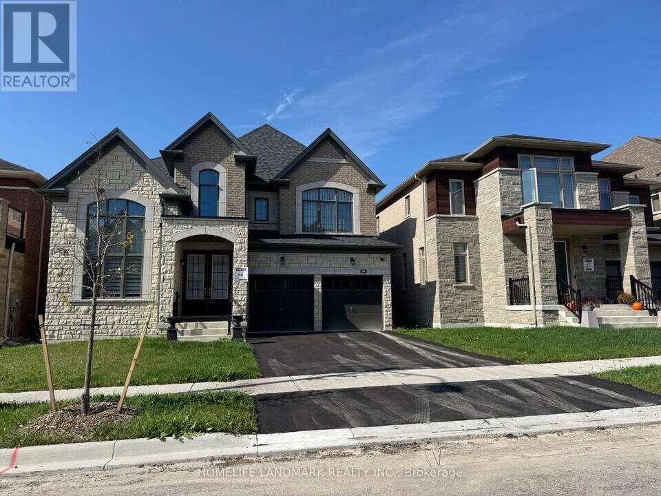 36 Upbound Ct in East Gwillimbury, ON - Building Photo