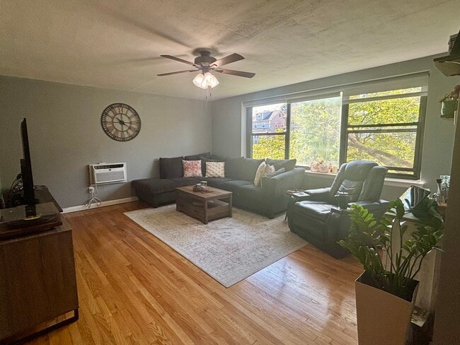 95 Orient Way, Unit Spacious 1 Bedroom in Rutherford, NJ - Building Photo - Building Photo