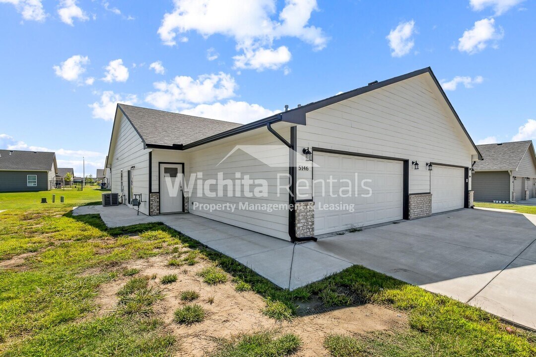 5146 Honeylocust St in Bel Aire, KS - Foto de edificio