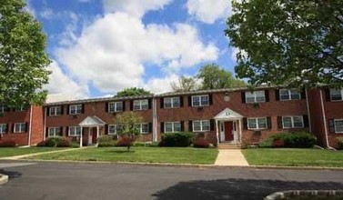 Madison Court Apartments in Warminster, PA - Building Photo - Building Photo