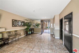 1401 S St Andrews Pl, Unit 103 in Los Angeles, CA - Foto de edificio - Building Photo