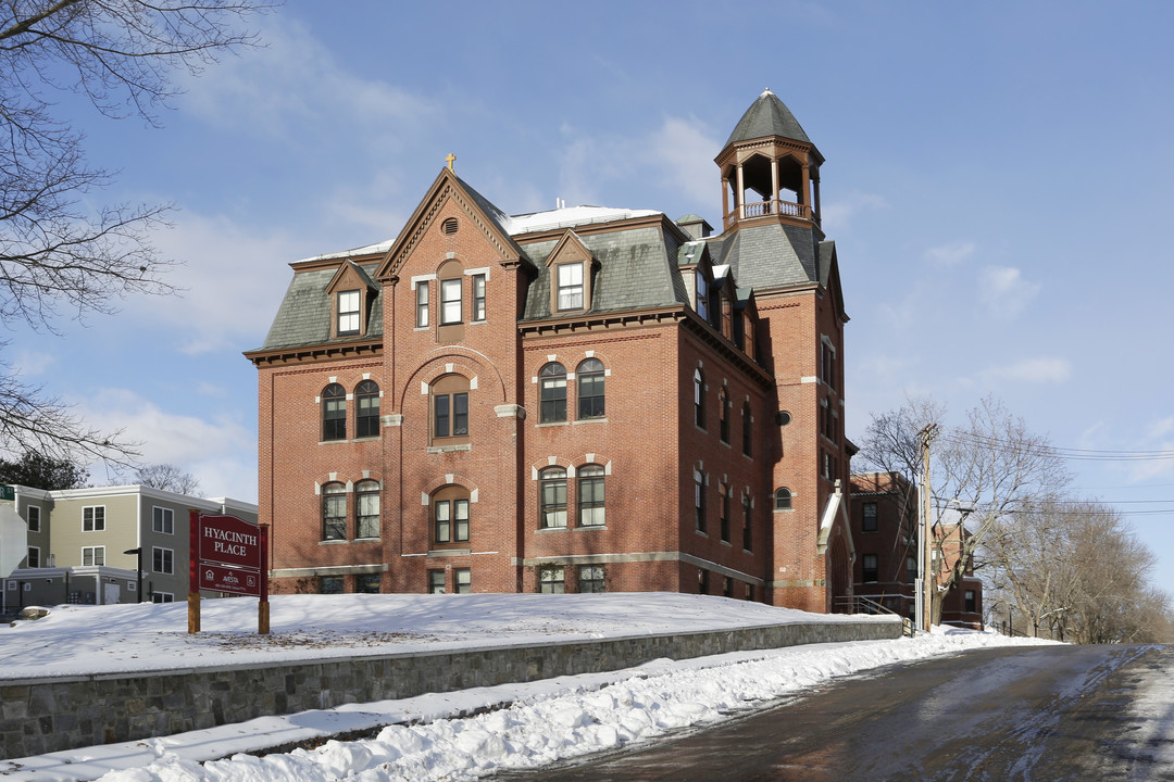 Hyacinth Place in Westbrook, ME - Foto de edificio