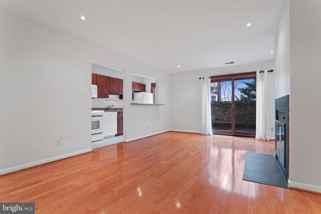 1313 Vermont Ave NW-Unit -9 in Washington, DC - Foto de edificio