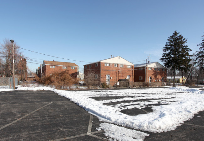 425 S Yearling Rd in Columbus, OH - Foto de edificio - Building Photo