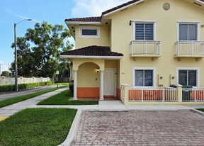 7422 NW 182nd St in Hialeah, FL - Building Photo