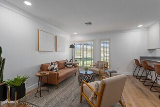 5223 N 24th St-Unit -204 in Phoenix, AZ - Foto de edificio - Building Photo