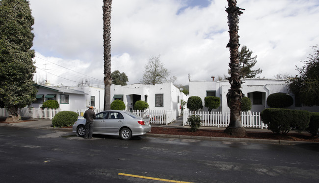 906 Washington St in Calistoga, CA - Foto de edificio - Building Photo