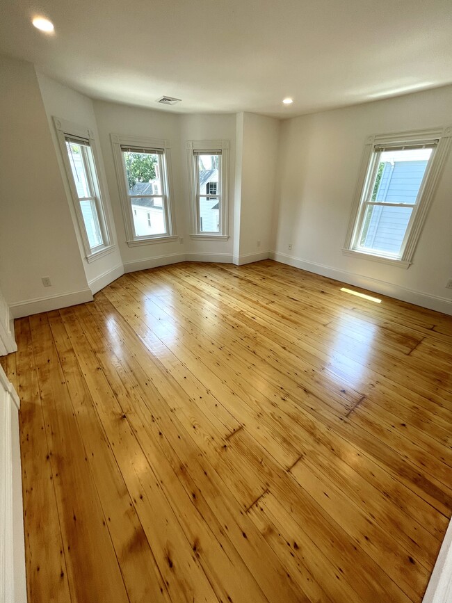 39 Goldsmith St, Unit 3 in Boston, MA - Foto de edificio - Building Photo