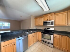 7545 Charmant Dr in San Diego, CA - Foto de edificio - Building Photo