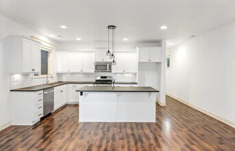 8826 SW Spruce St in Tigard, OR - Building Photo - Building Photo