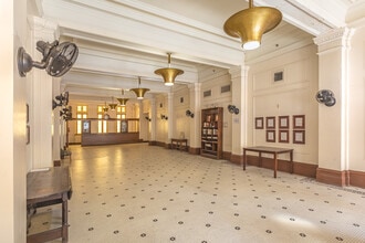 Robert E. Lee in San Antonio, TX - Building Photo - Lobby