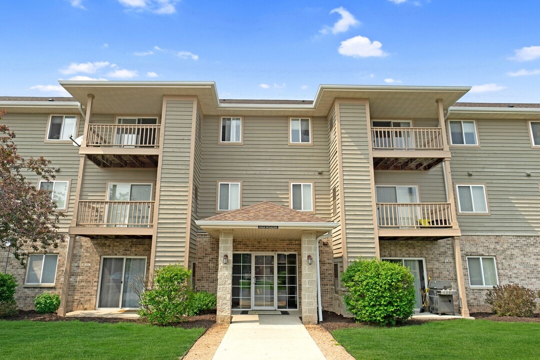 Saddle Brook Apartments in Pewaukee, WI - Building Photo
