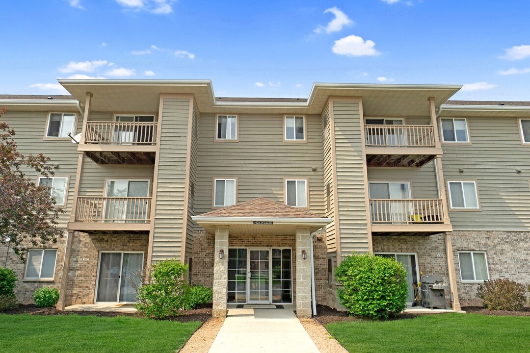 Saddle Brook Apartments in Pewaukee, WI - Foto de edificio