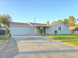 1215 E Ave H 14 in Lancaster, CA - Building Photo