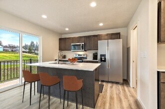 101 Erickson Ave in Shady Cove, OR - Building Photo - Building Photo