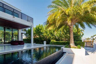 128 Fiesta Way in Fort Lauderdale, FL - Building Photo - Building Photo